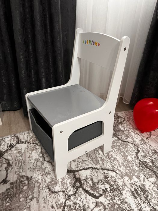 Детска маса с 2 стола и място за съхранение