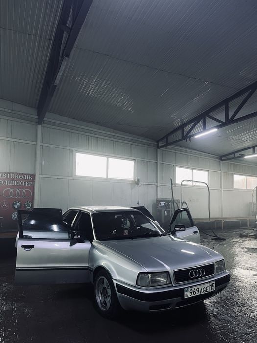 Машина ауди 80 б4