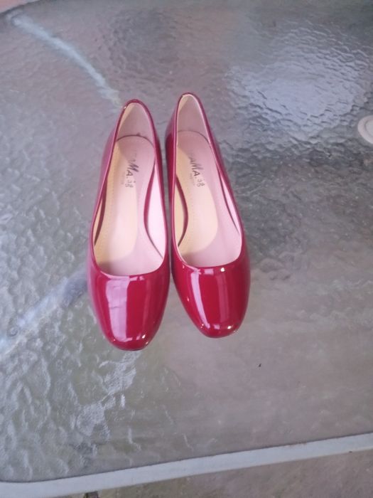 Pantofi de lac noi