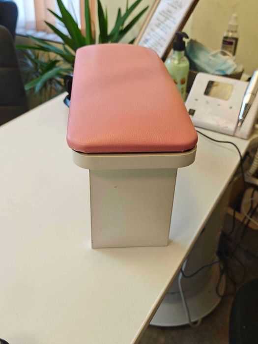 Маса за маникюр, козметично оборудване,салон за красота