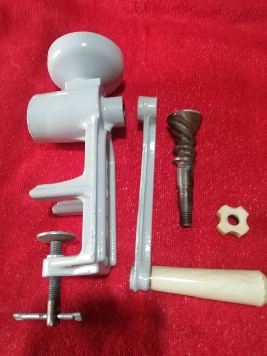 Ръчна машинка за кафе и семена от 80те нова в кутията.