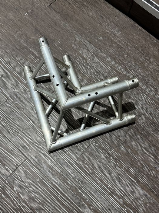 Триъгълна ферма за осветление