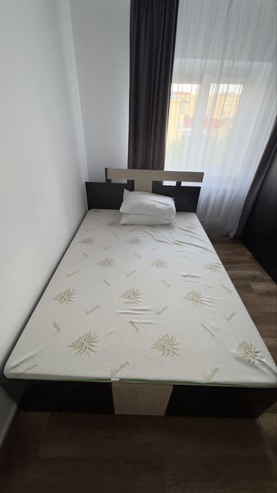 Vând saltea de pat din burete nouă+cadru pat+2 perne