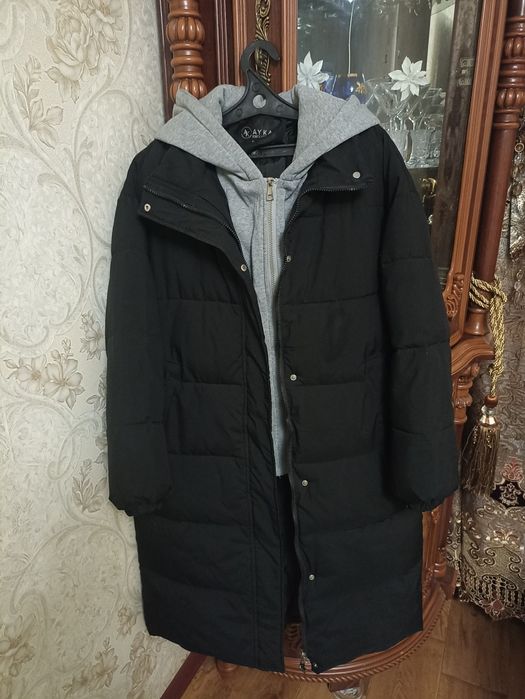 Продам пуховик с капюшоном