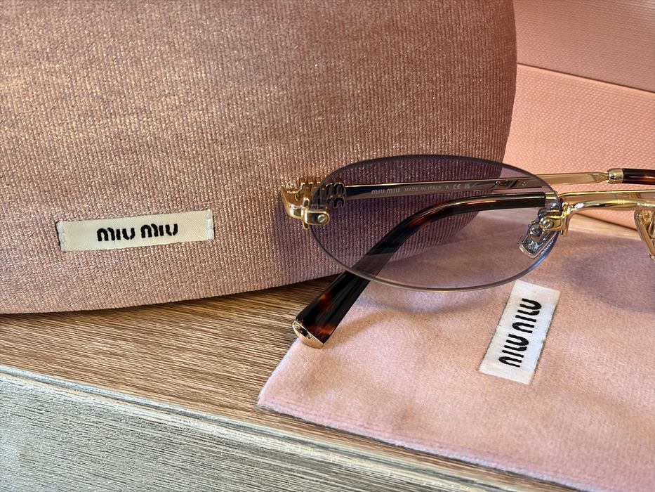 Ochelari de soare Miu Miu – eleganță și stil
