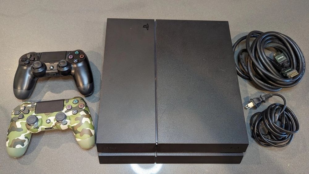 Продам пс4 фат + 2игры 2 джостик  в отличном состоянии цена 1 день