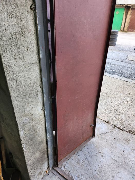 Гаражна Врата - Масивна Желязна Врата