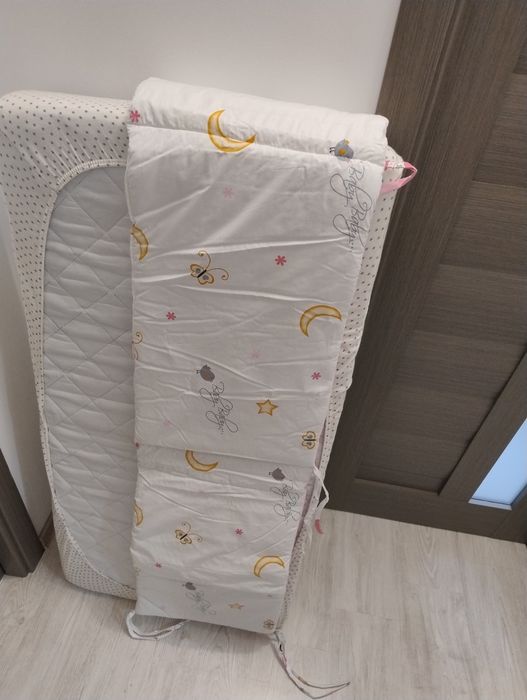 Pătuț bebe cu saltea, apărători și suport accesorii