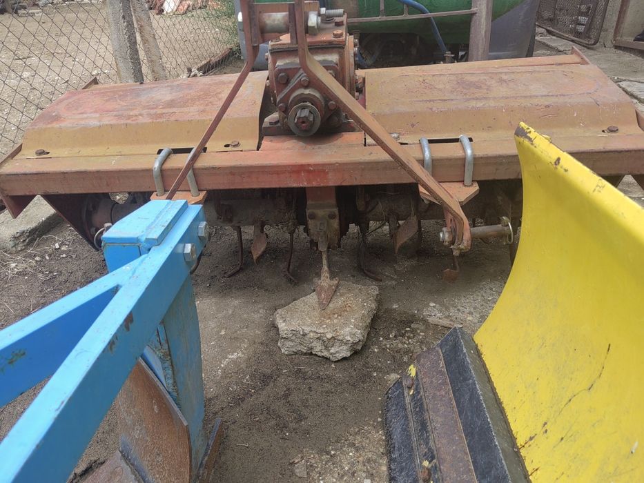 Трактор с челен товарач