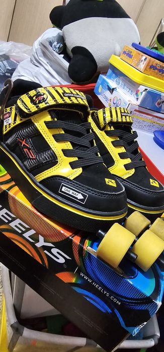 Продам кроссовки heelys
