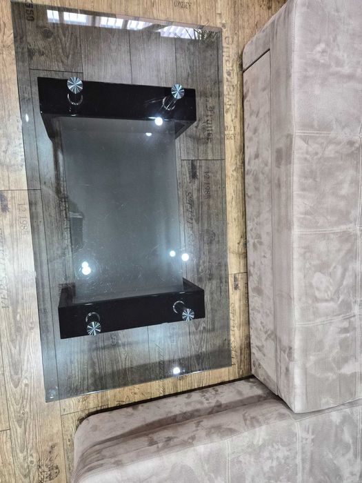 Модерна холна маса от закалено стъкло и елегантен гланц