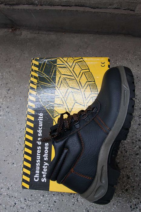 Мъжки обувки. И работни също.