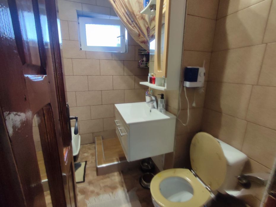 Se vinde apartament cu 3 camere semidecomandat, la etajul 2,pe strada Aleea Elie Radu, vis-a-vis de gradinița nr 23 și creșa munincipala.