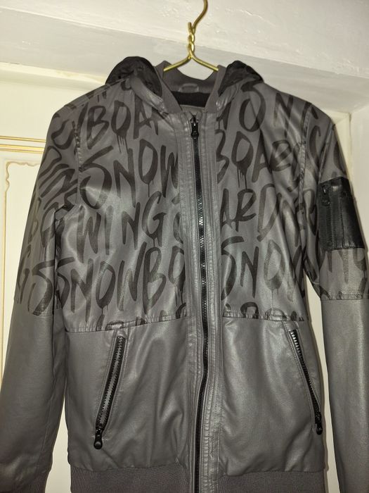 Продам  куртку на мальчика  12-13 лет