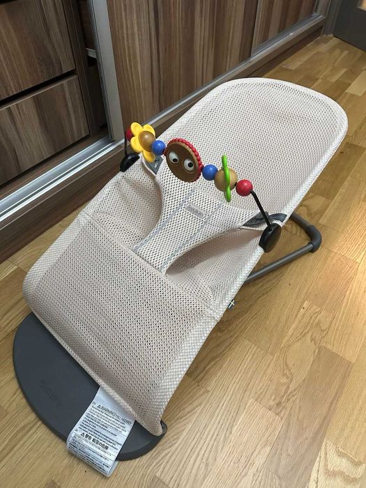 Balansoar BabyBjorn Bliss Pearly Pink, Mesh cu bara de jucarii