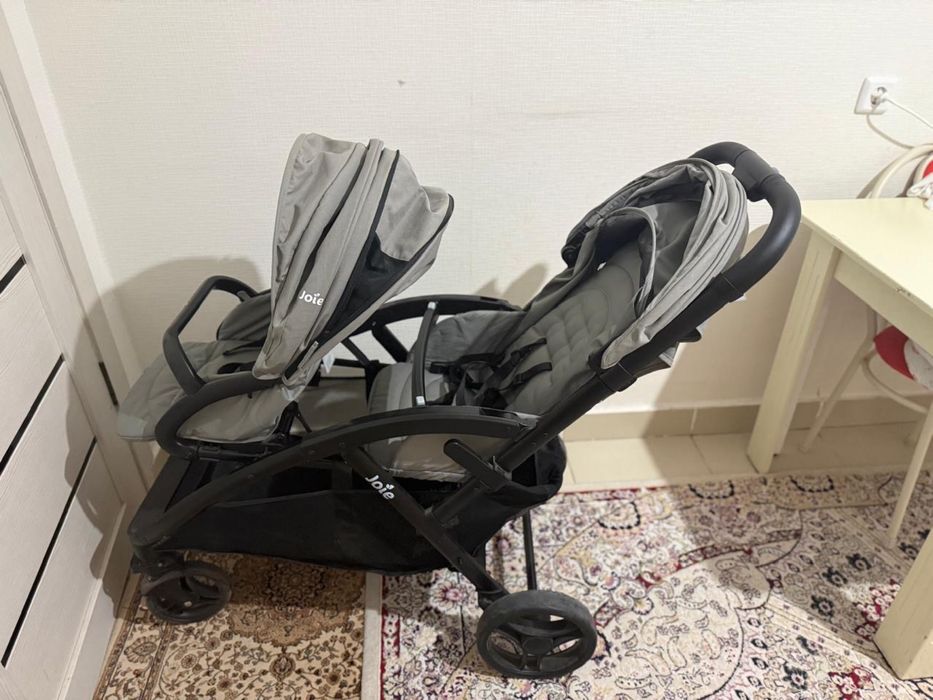 Коляска двойняшки.