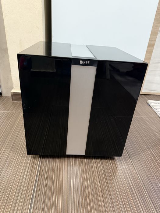 KEF R400b Качествен и масивен Subwoofer