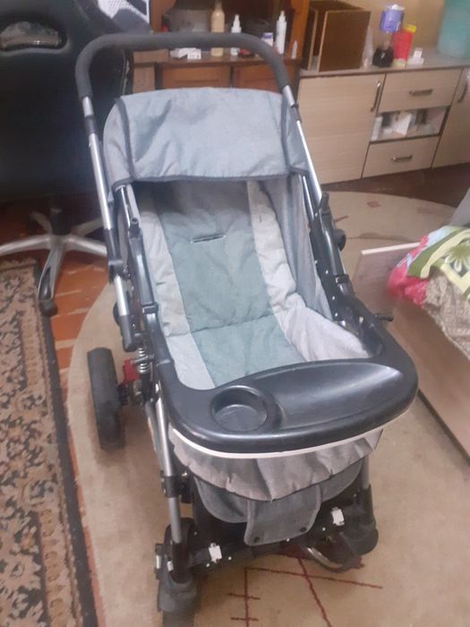 Продаёться детская коляска в хорошем состоянии.светлого цвета.