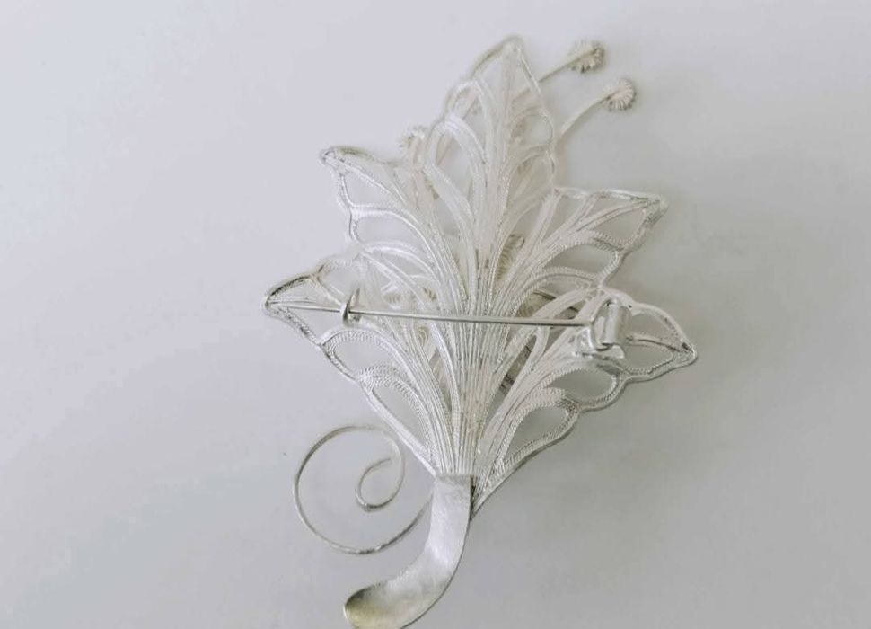 Veche brose filigran, cu flori, din argint de 925