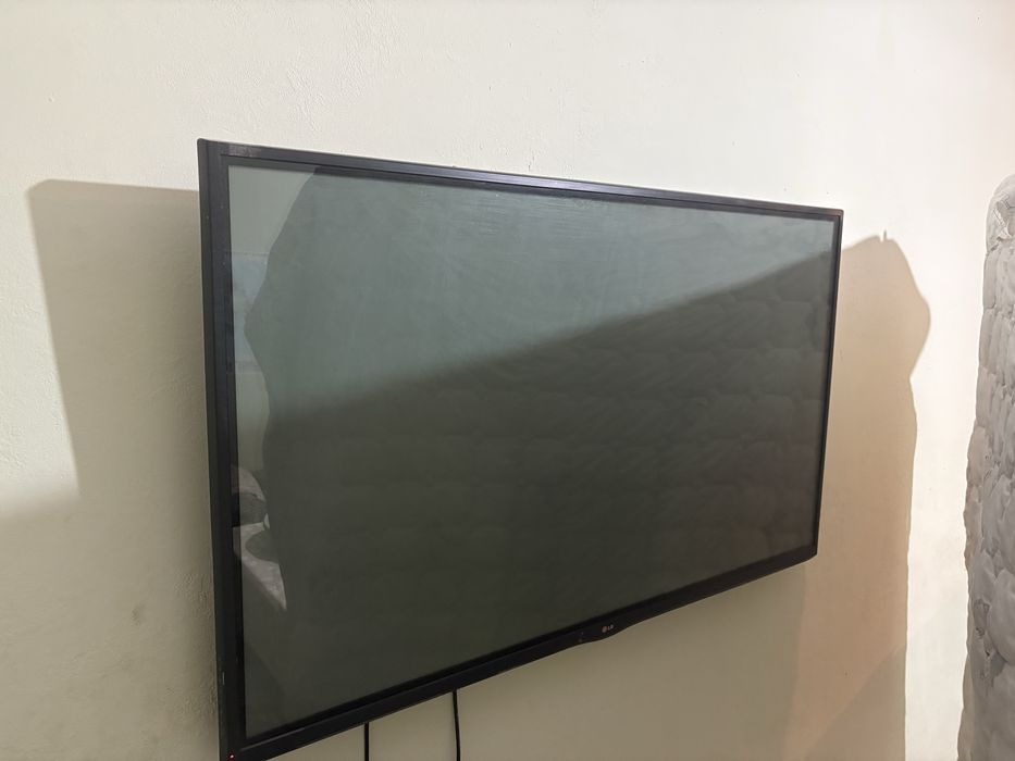 Телевизор LG продам срочно!!