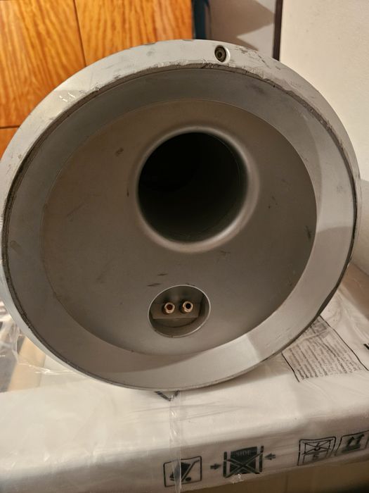 Субуфер JBL , усилвател Pioneer и кондензатор Stinger