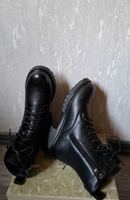 Дамски, зимни, кожени, дебело подплатени боти/ кубинки- размер 41