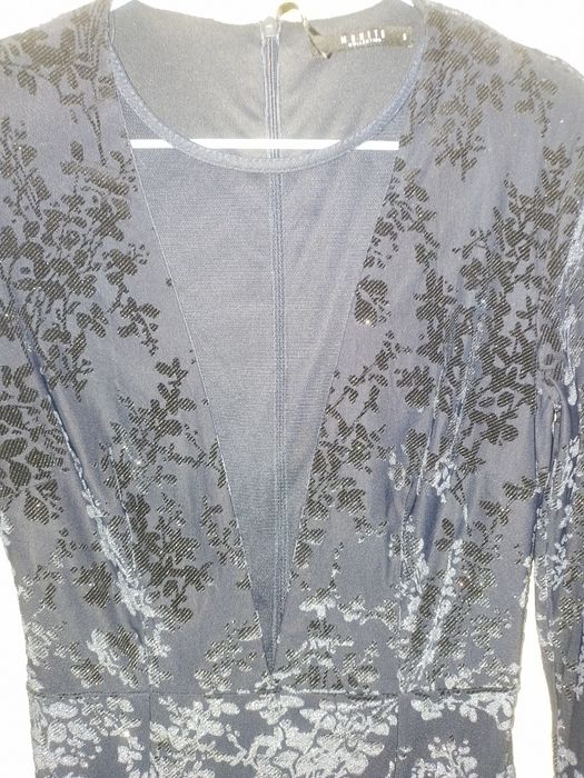 Велюровое платье с глубоким декольте