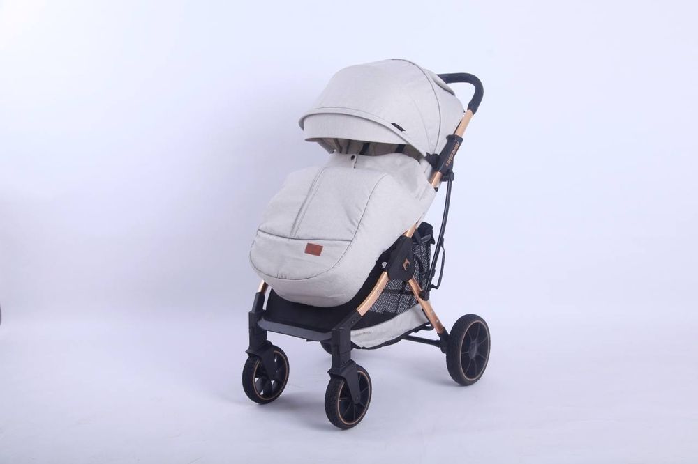 Всесезонная коляска чемодан.
Сумка  в подарок.С резиновыми к