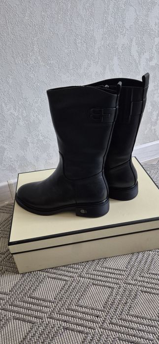 Продадам зимние сапоги..