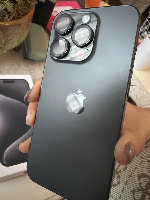 Продавам iPhone 15 Pro (256GB) BlackTitan