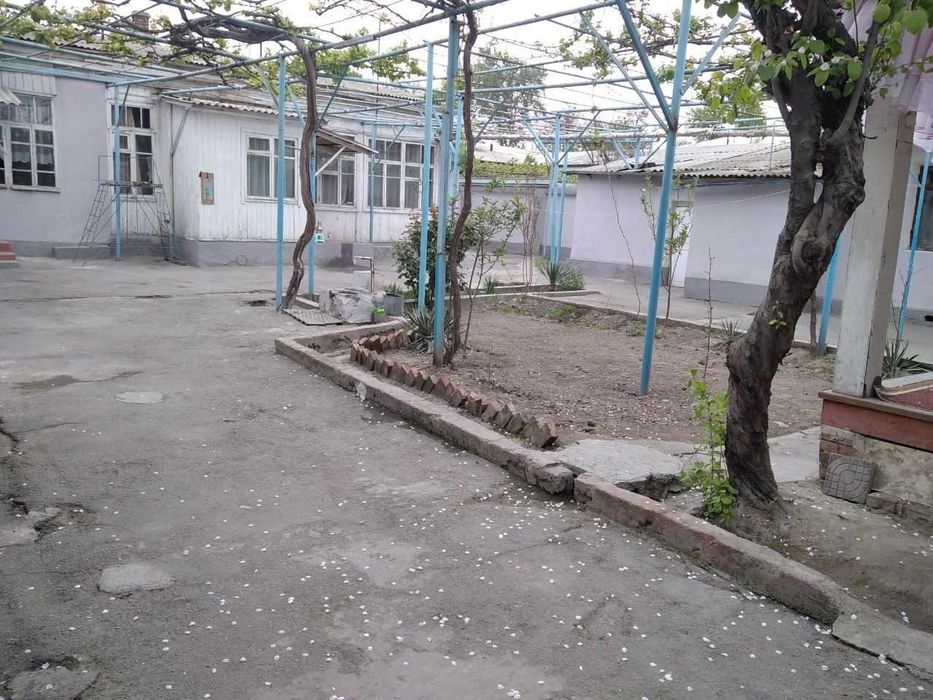 Uy sotiladi shahar markazida joylashgan