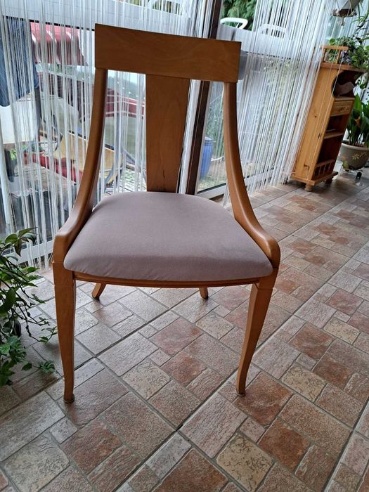 Дървен стол с бежова седалка