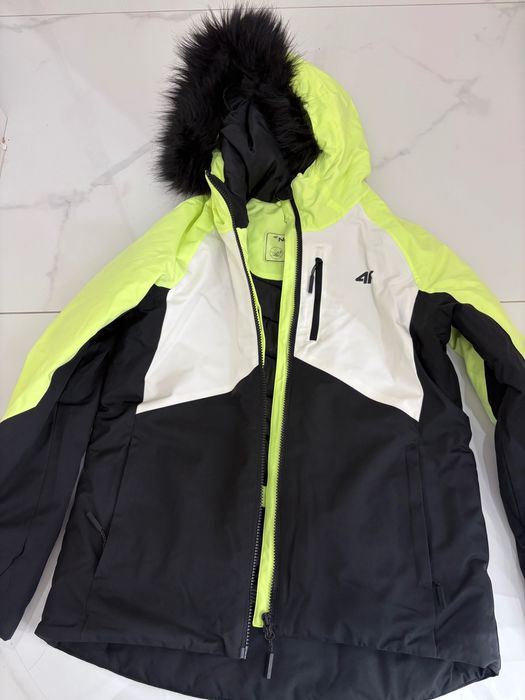 Дамски ски екип, якето е със сваляща яка