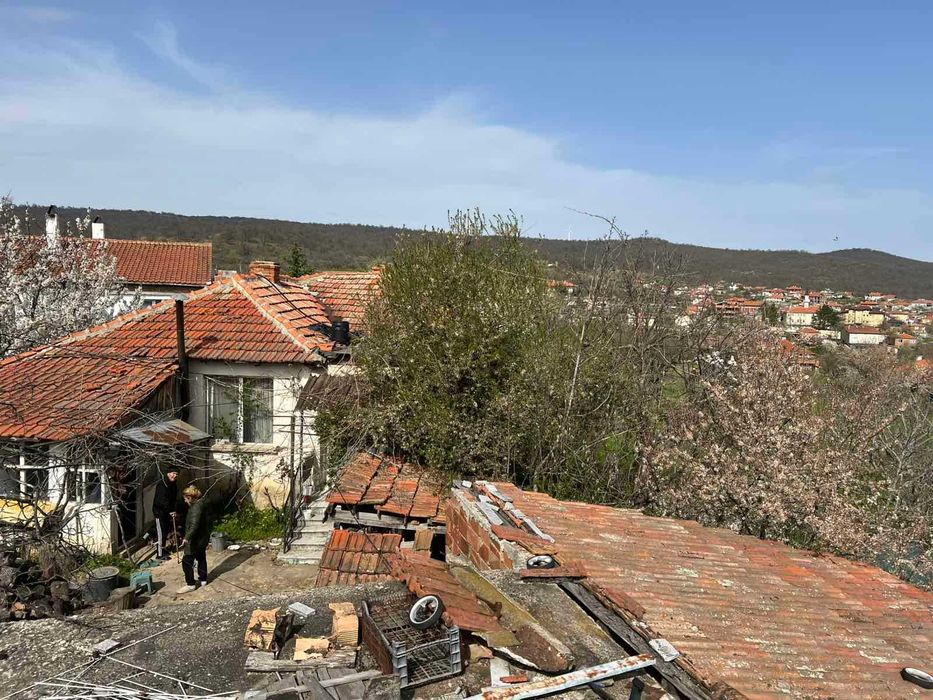 ПРОДАВА СЕ: Голям имот с къща, две допълнителни сгради и 1.7 дка земя в с. Разбойна