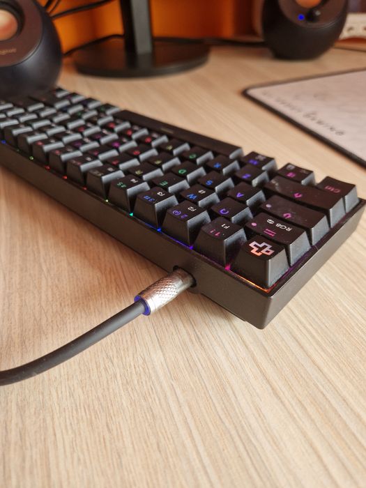 Tastatura QwertyKey H61 Split Neagra Hotswap RGB Tastatura Mecanica Gaming