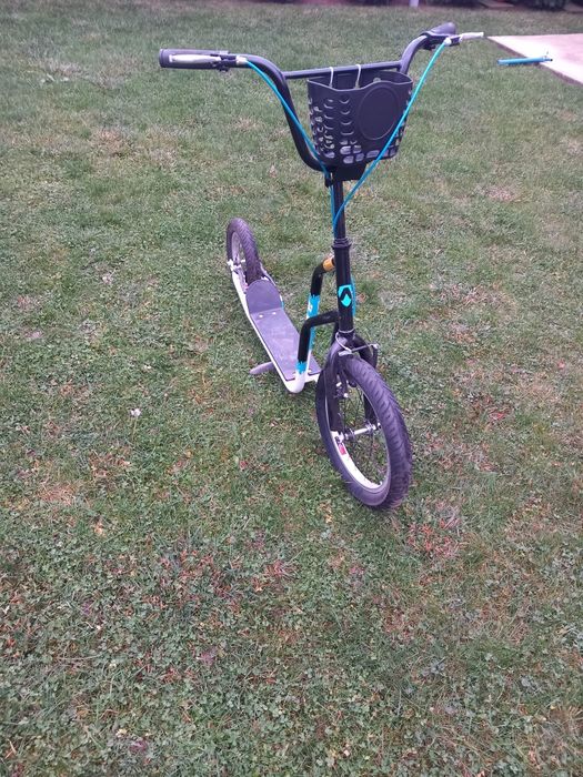 Vând trotinetă cu tot cu cască mărimea s