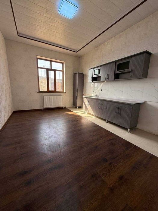 Уч кахрамон. Гулистон. 3 сотик 5 хона. Евро ремонт Ховли сотилади.