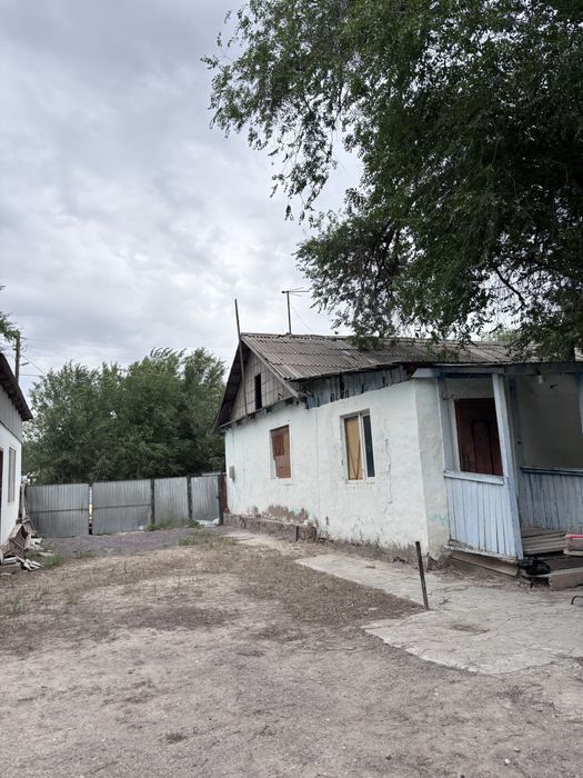 Дом в ушжарме(полдома)с магазином