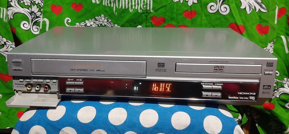 Vând videorecorder panasonic stereo combat dvd în stare bună