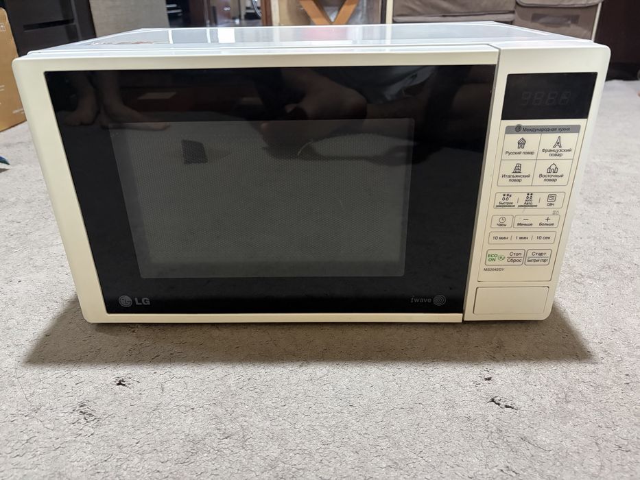 Продаю микроволновку LG MS2042DY.Электрочайник в подарок.