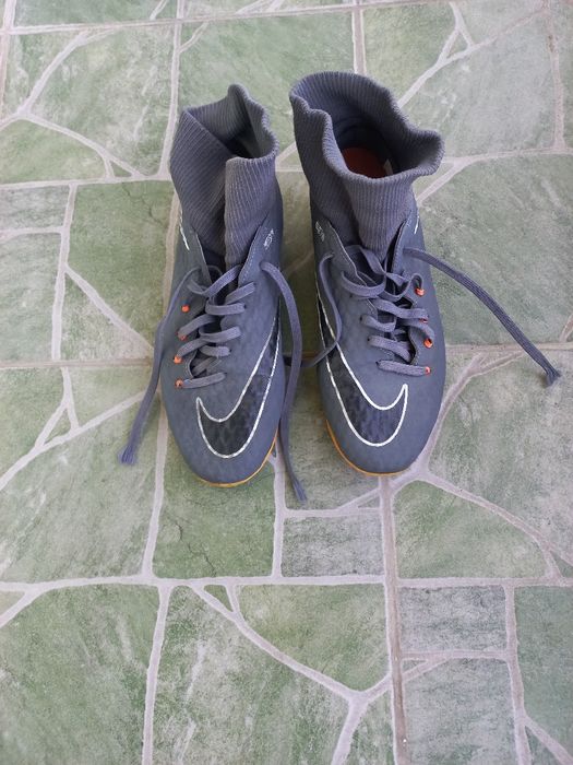 Продавам футболни обувки.