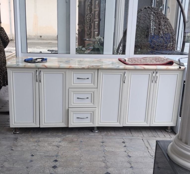 Kuxnya mebel tepa va pastki qismi materiali yaxshi sifati zo’r sinmaga