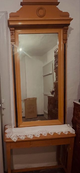 Oglinda foarte veche cu masuta