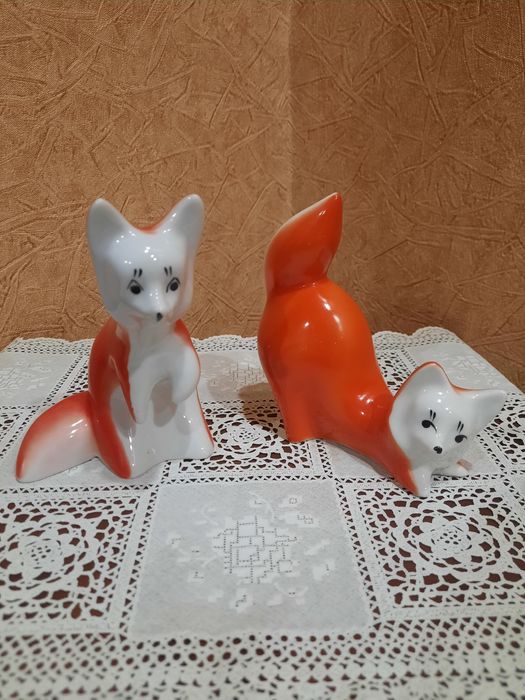 Фарфоровые статуэтки из серии "Играющие лисята".
Городницкий фарфоровы