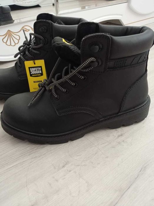 Продаю новую специальную ботинку