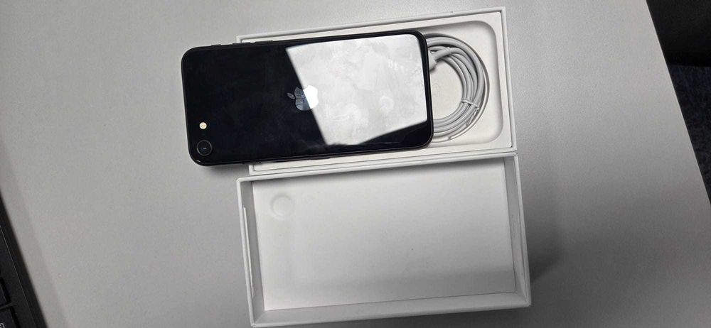 Vand Iphone SE 2022 3rd Generation NOU Desigilat