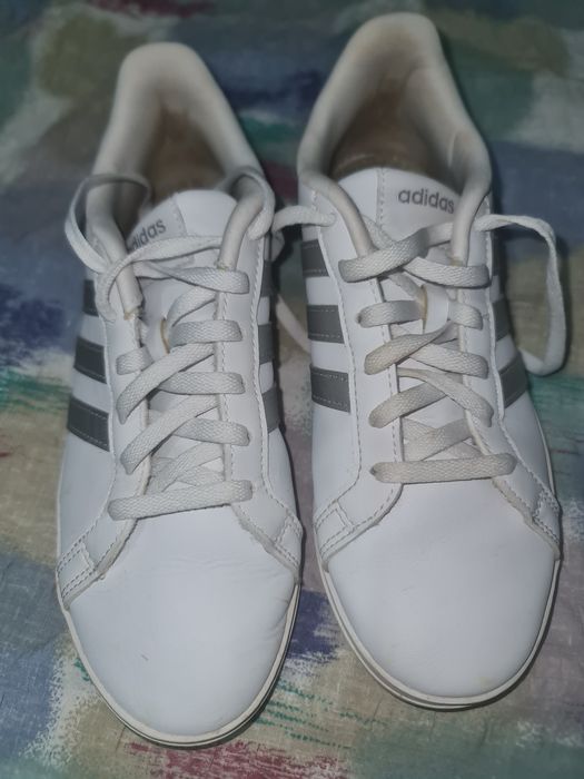 Adidasi dama nr 36, purtati foarte putin, ca noi.