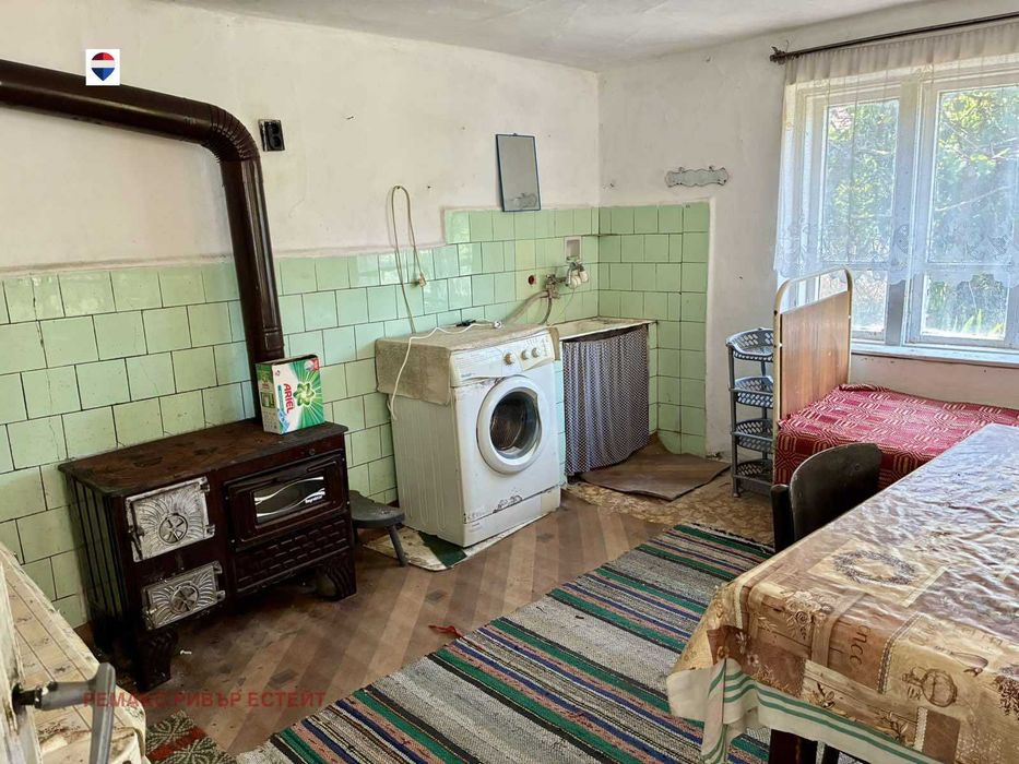 Къща с двор за продажба в с. Юделник