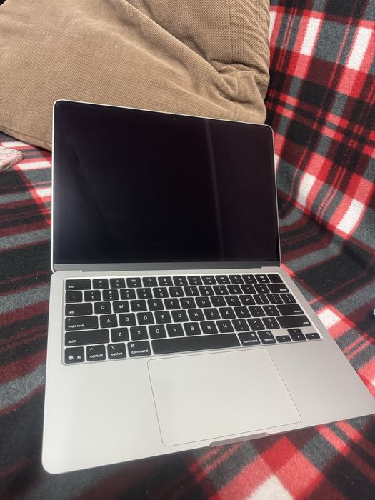 Продам MacBook Air 13 2025
