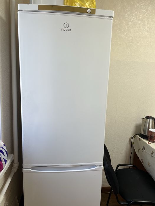 Продам холодильник Indezit